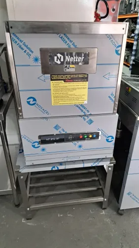 A. Lavadora de louças industrial Netter NT 210 3T