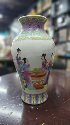 Vaso Chinês Decorativo com Pintura Detalhada