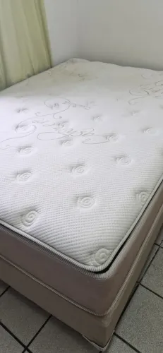 Cama de casal com colchão molas ensacadas e Pillon top