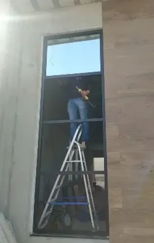 PAINEL EM VIDRO TEMEPRADO COM TUBO