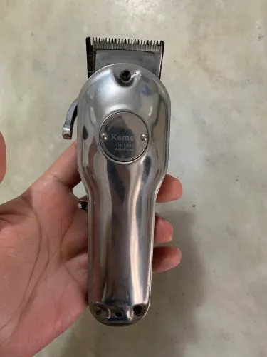 Vendo Kemei KM-1987, funcionando normalmente.