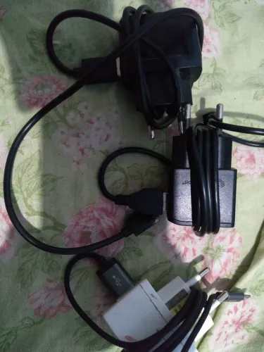 3 Carregador celular usado 