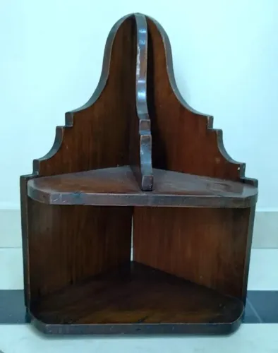Prateleira de Canto em Madeira (com marcas de uso)