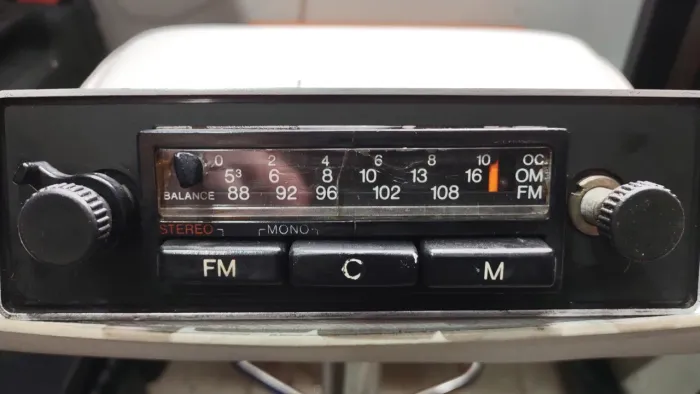 Rádio automotivo Bosch LD 243 no estado, com defeito.