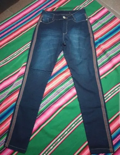 Calça Jeans com listras na Laterais