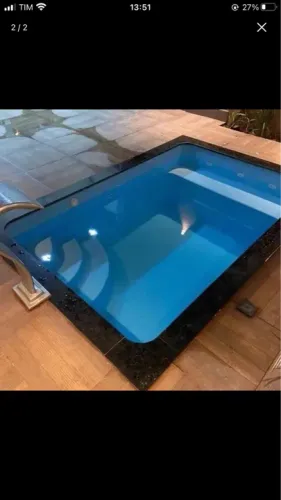 Linda Piscina de fibra instalada com aquecimento solar