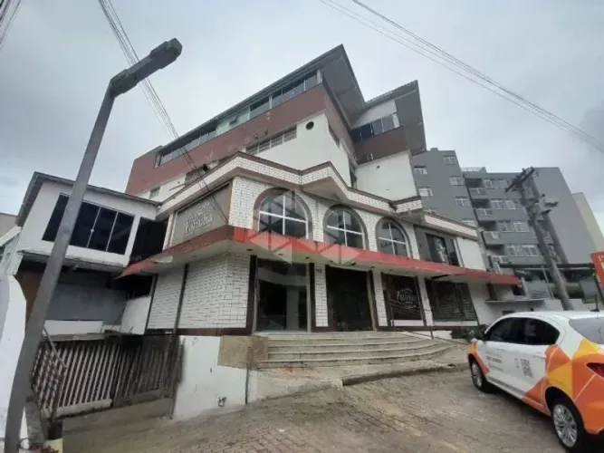 Loja comercial com 200m² e estacionamento na Carvoeira