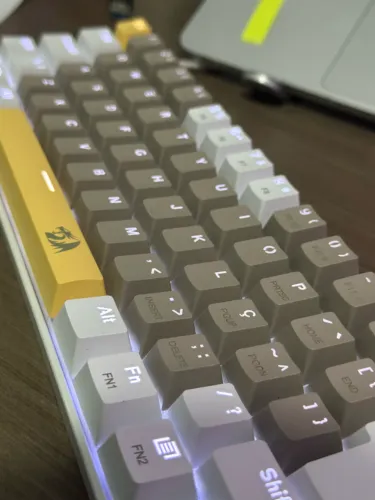 Teclado Redragon Lakshmi cinza retrô