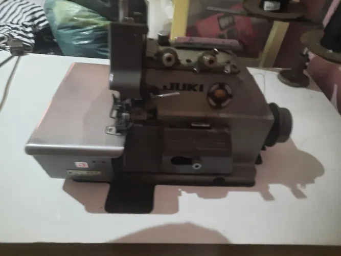 Maquina Overloque juki