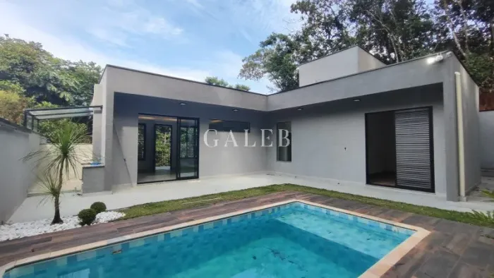 Casa nova com piscina com 4 Quartos e 2 Suítes no Parque Itaguaçu, Atibaia-SP: Imperdível!