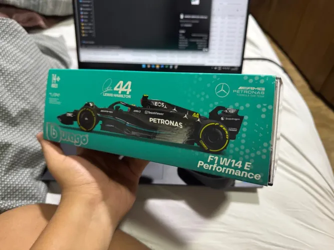 Miniatura 1:24 Carro F1 Lewis Hamilton - Burago Mercedes