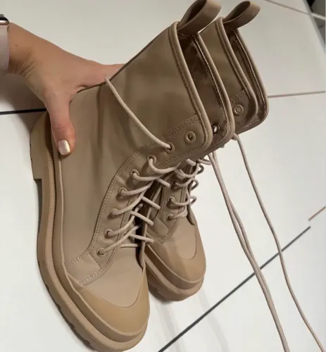 Bota bege Zara 