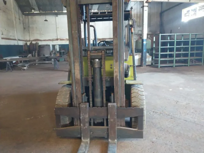 Empilhadeira Clark CMP 45 D 4.5 toneladas torre triplex