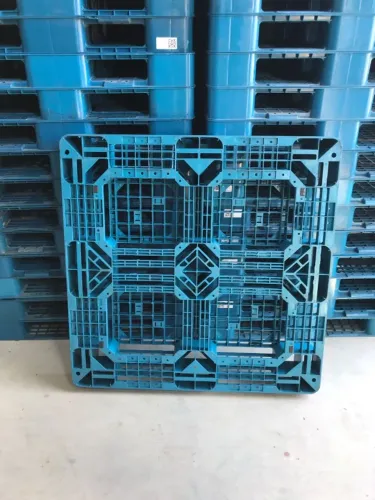 PALETE DE PLÁSTICO SEMINOVO NA COR AZUL MODELO 110x110