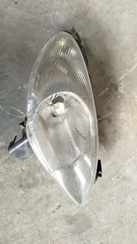 Farol direito Xsara Picasso 2010<br>450$