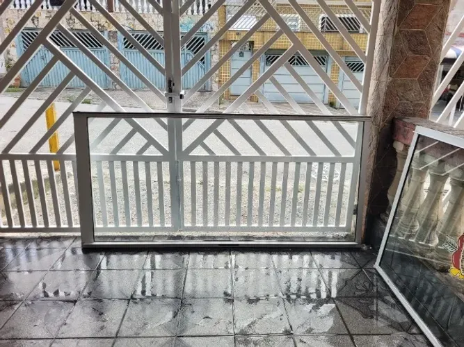 Porta de vidro temperado 210x200cm de correr, incolor com moldura em alumínio branco