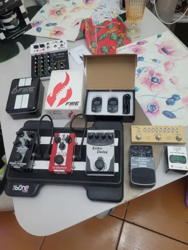 Set de pedais +pedalboard  +mesa de áudio + afinador digital Boss+transmisor sem fio 