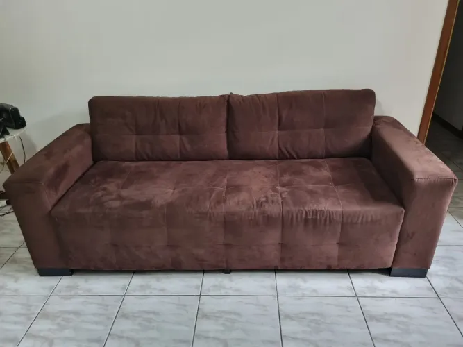 Sofá de 4 lugares em suede marrom