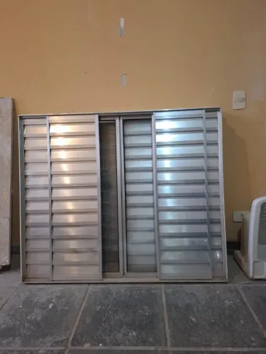 2 Janelas de alumínio para dormitório