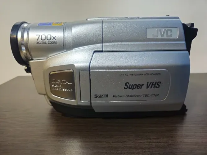 Filmadora JVC Super VHS-C 700x Vintage + Carregador e 2 Baterias - Com Defeito