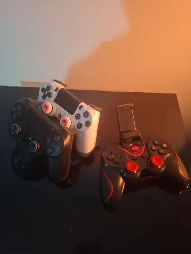 3 Controles, dois de PS4 e um Bluetooth
