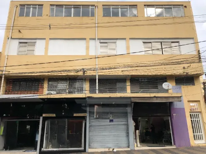 Prédio comercial à venda com 2 andares e 4 lojas no térreo no Centro de Campinas