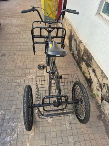 Triciclo cargueiro com passador de marchas