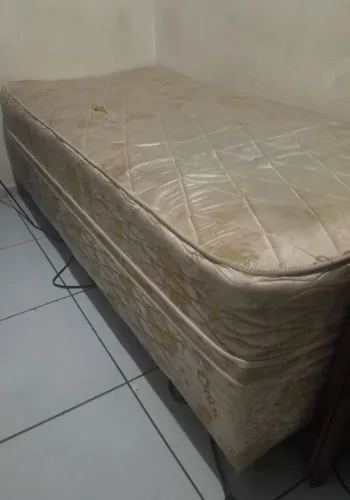 Cama de solteiro usada e conservada