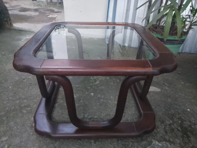 Mesa rústica em perfeito estado excelente para quem tem sítio.