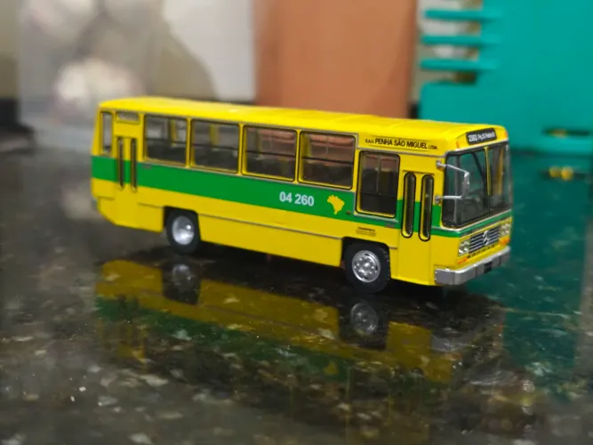 Miniatura de ônibus Caio Gabriela