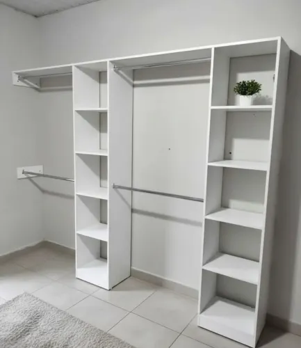 Closet em mdf com torres , cabideiro e araras 