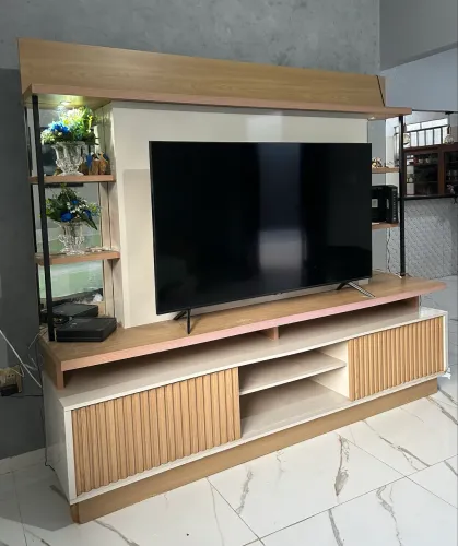 Rack com painel ,porta de correr , espelho e lâmpadas