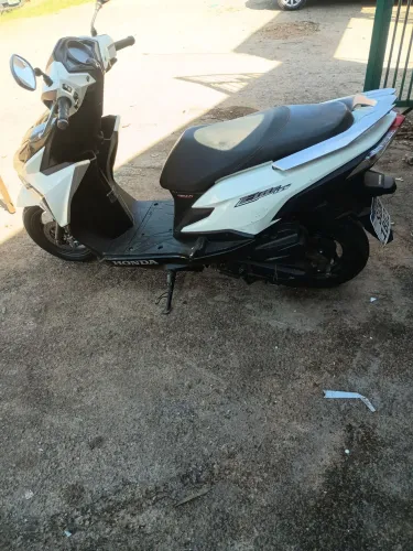 Vendo uma Honda elite 125 muito conservada só pega e andar