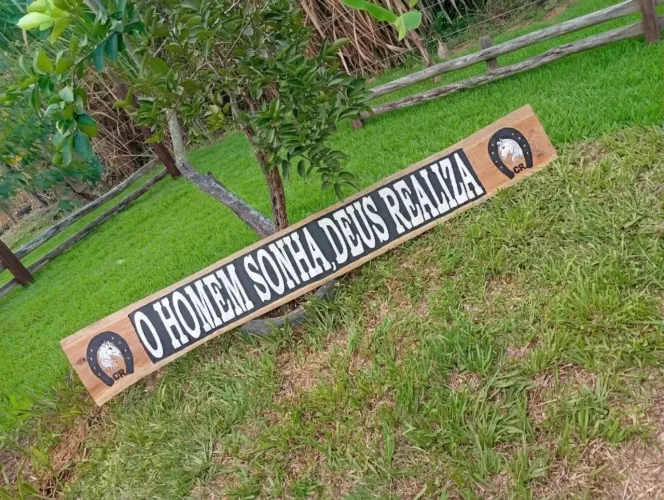 Placa Rústica de Madeira Maciça para Sítio - Peça Única 2m