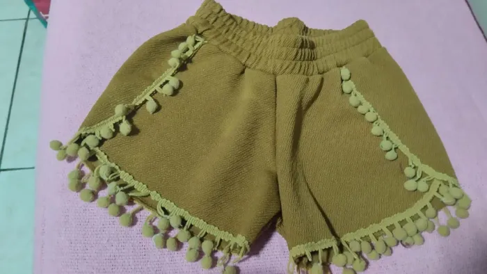 shorts infantil feminino na cor mostarda