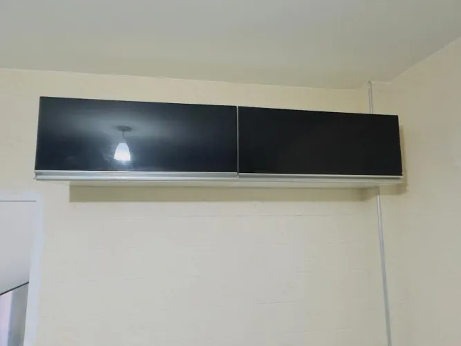 Conjunto com três armarios de cozinha aéreo com portas espelhadas todo em MDF.