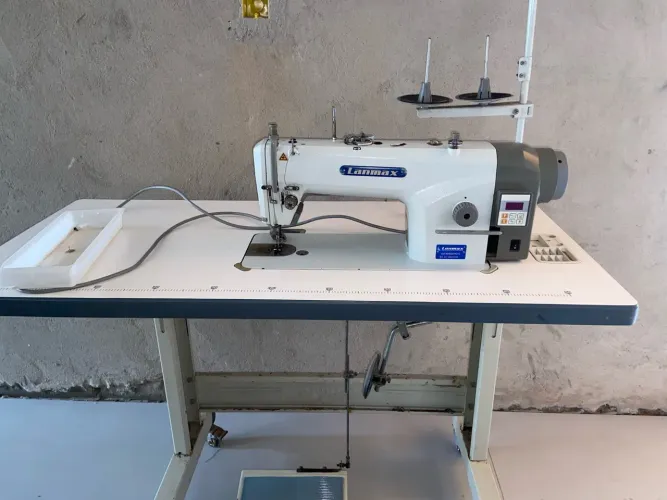 Máquina de costura industrial reta