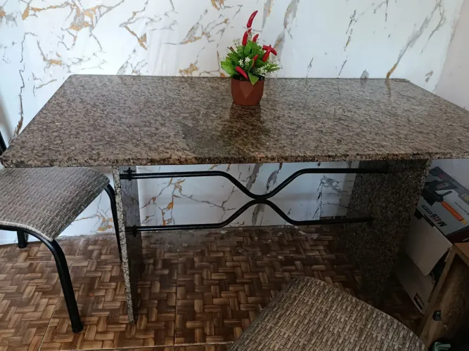 Vendo mesa de jantar em mármore com 6 cadeiras usadas em boa condições para uso