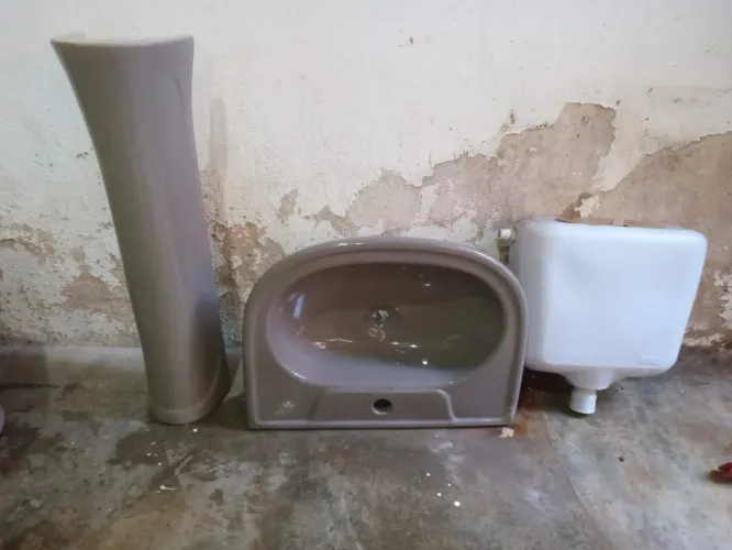 Vaso e pia de banheiro