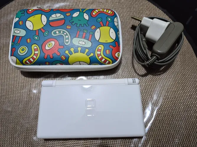 Vendo Nintendo DS Lite branco cristal em perfeito estado de conservação.<br><br>