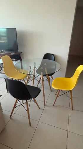 Mesa com 4 cadeiras