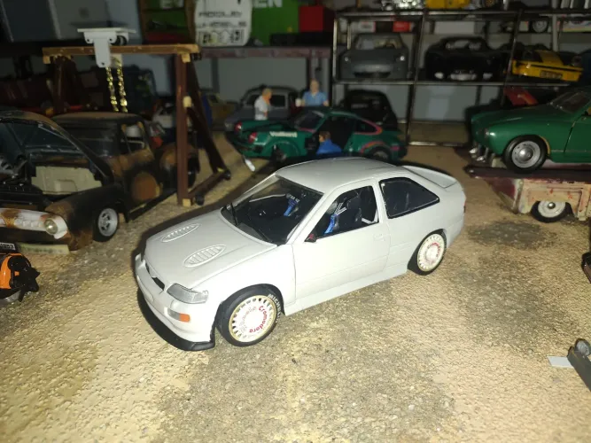 Miniatura Ford Escort RS cosworth 1:18 UT models Pintura Automotiva e bancos e volante 3D