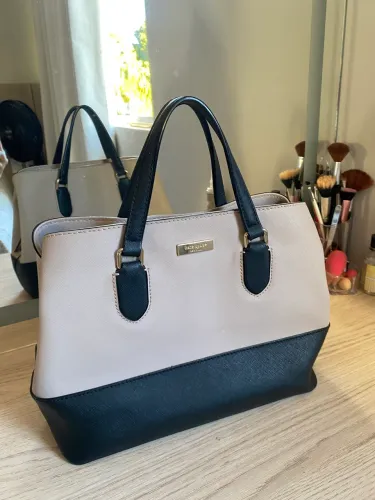 Bolsa Kate Spade tote/satchel color block, em tom rosé/nude com preto.