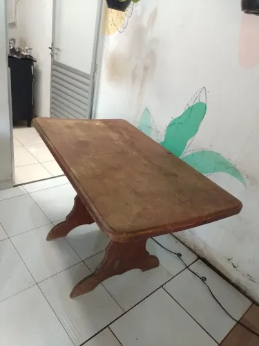 Mesa de angelim com 4 cadeiras.