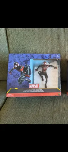 Marvel Miles Morales com muro e canetas para personalizar