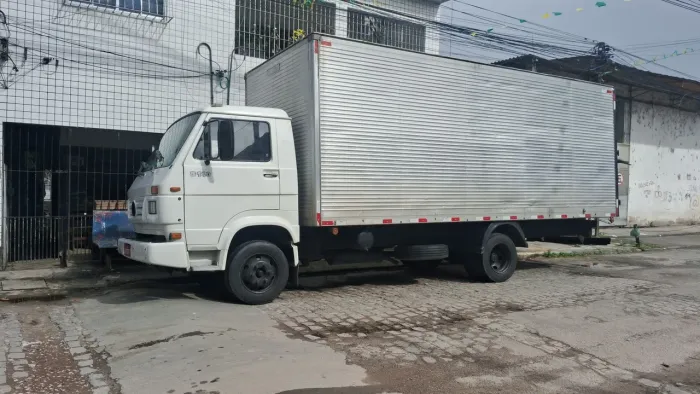 Caminhão baú para fretes e mudanças