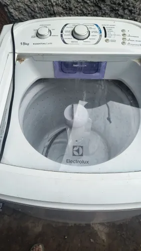 Máquina de lavar roupa impecável 