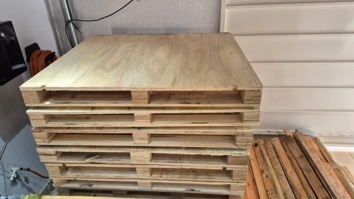 Pallets seminovos compensado resistente, medida 1.30mt por 1.10mt, entregamos.