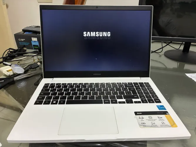 Samsung Book NP550XDA-K02BR Intel Celeron 6305 1.80 GHz 8 GB de RAM SSD de 256GB