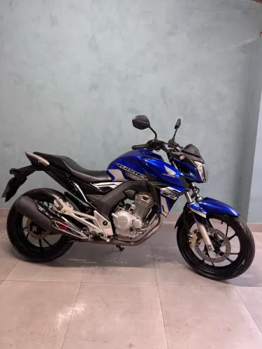 Cb Twister 250 com apenas 18 mil rodados